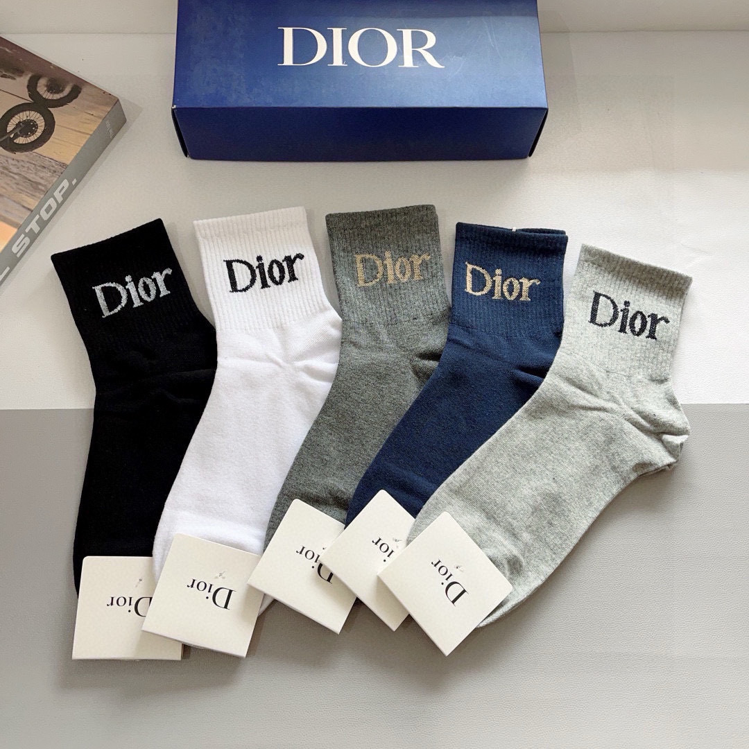 配包装（一盒5双）
Dior 迪奥 新款字母男款中筒袜子！爆款专柜同步袜子，💛大牌出街，潮人必备。超好搭