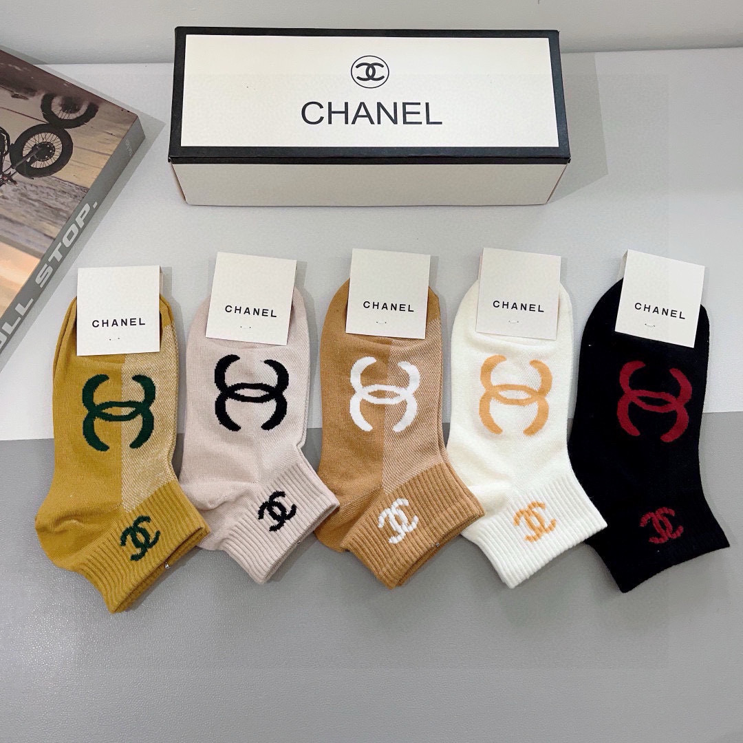 配包装（一盒5双）
CHANEL 香奈儿经典袜子❗️高版本纯棉材质柔软，秒杀市场普通货，经典的双C图案l