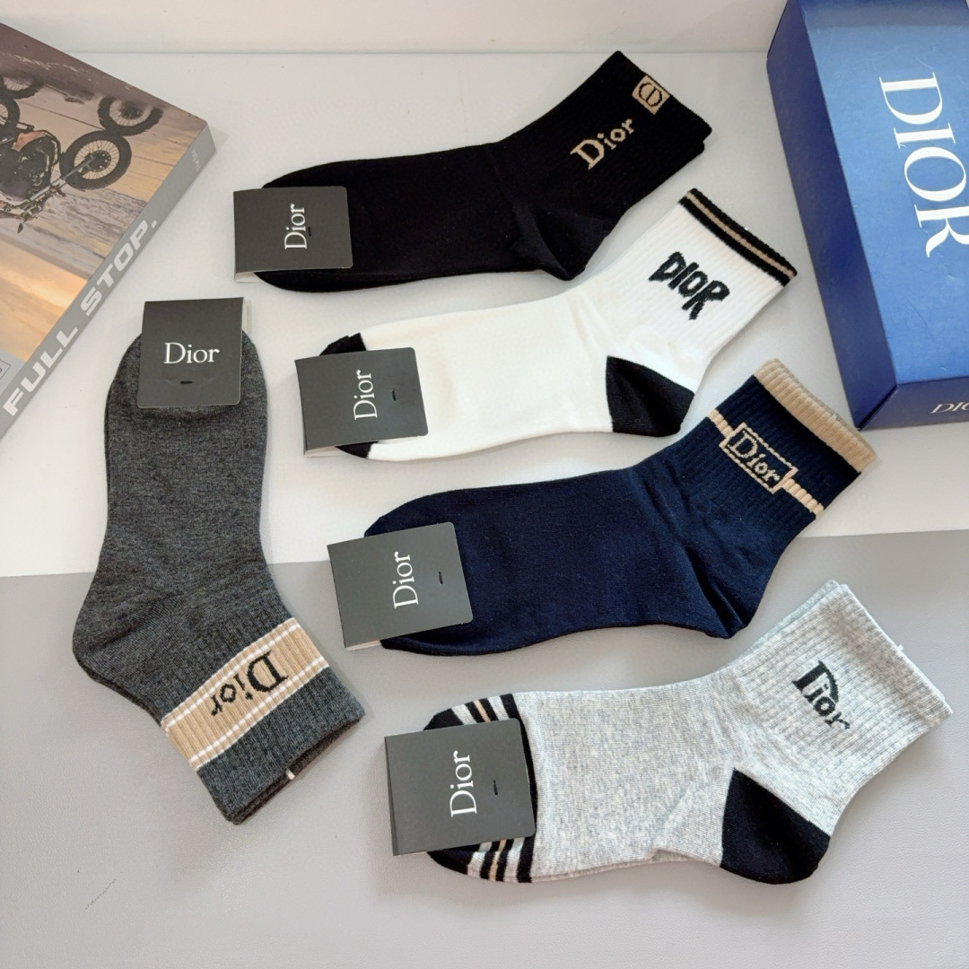 配包装（一盒5双）
Dior 迪奥 新款男款袜子！纯棉面料，火爆Ｄ图案，专柜同步中筒袜子，💛大牌出街，潮