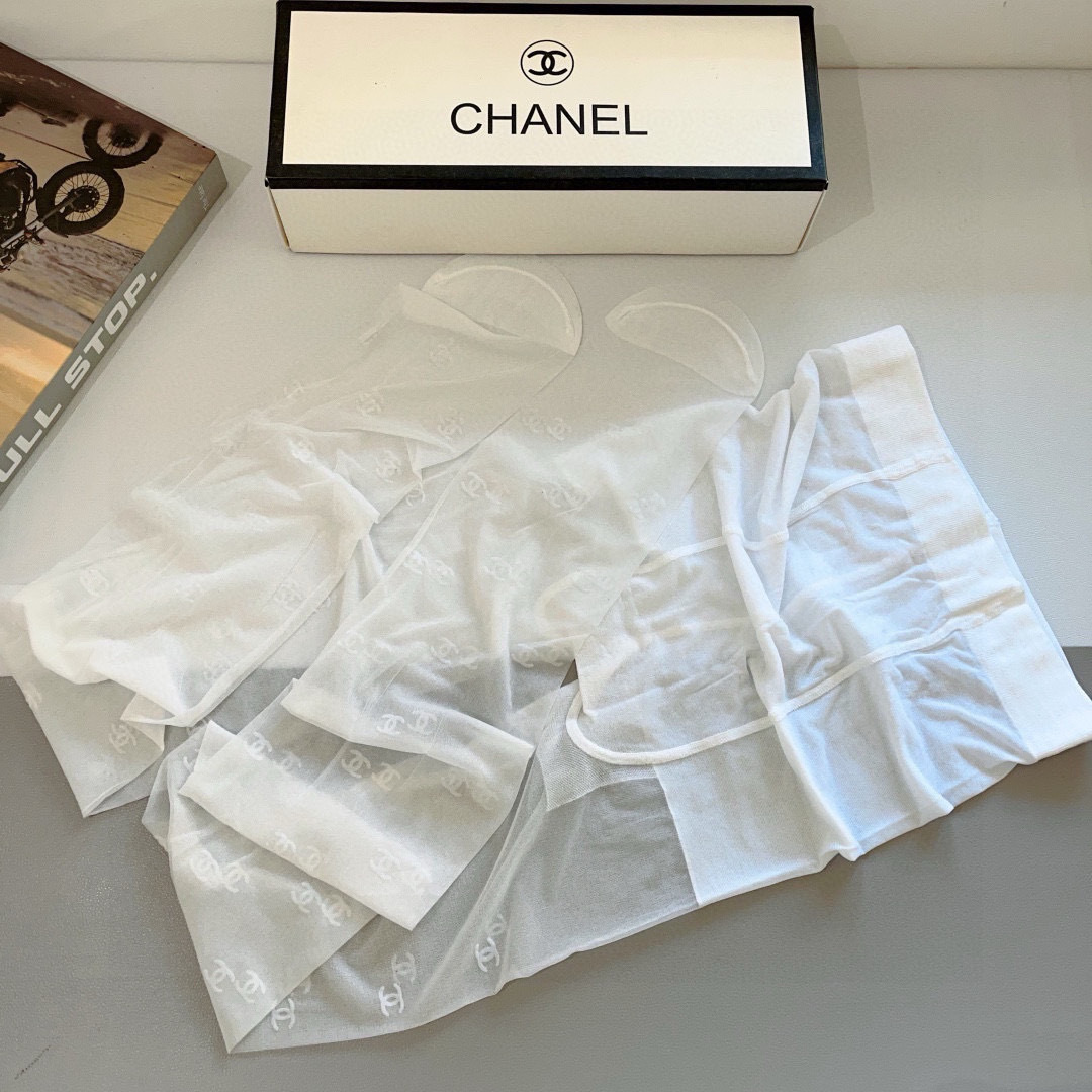 配包装【一盒1双】
🌟CHANEL 香奈儿经典植绒字母丝袜 🌟欧美大牌裤袜。一比一高版本制作，可以看得到