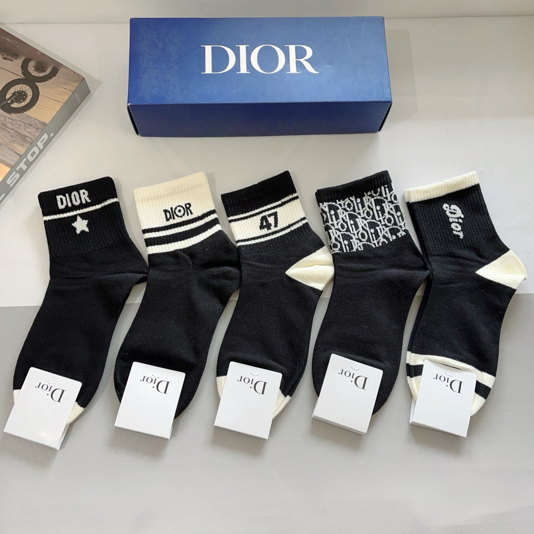 配包装（一盒5双）
Dior 迪奥 新款字母罗口中筒袜子！爆款字母专柜同步中筒袜，💛大牌出街，潮人必备。