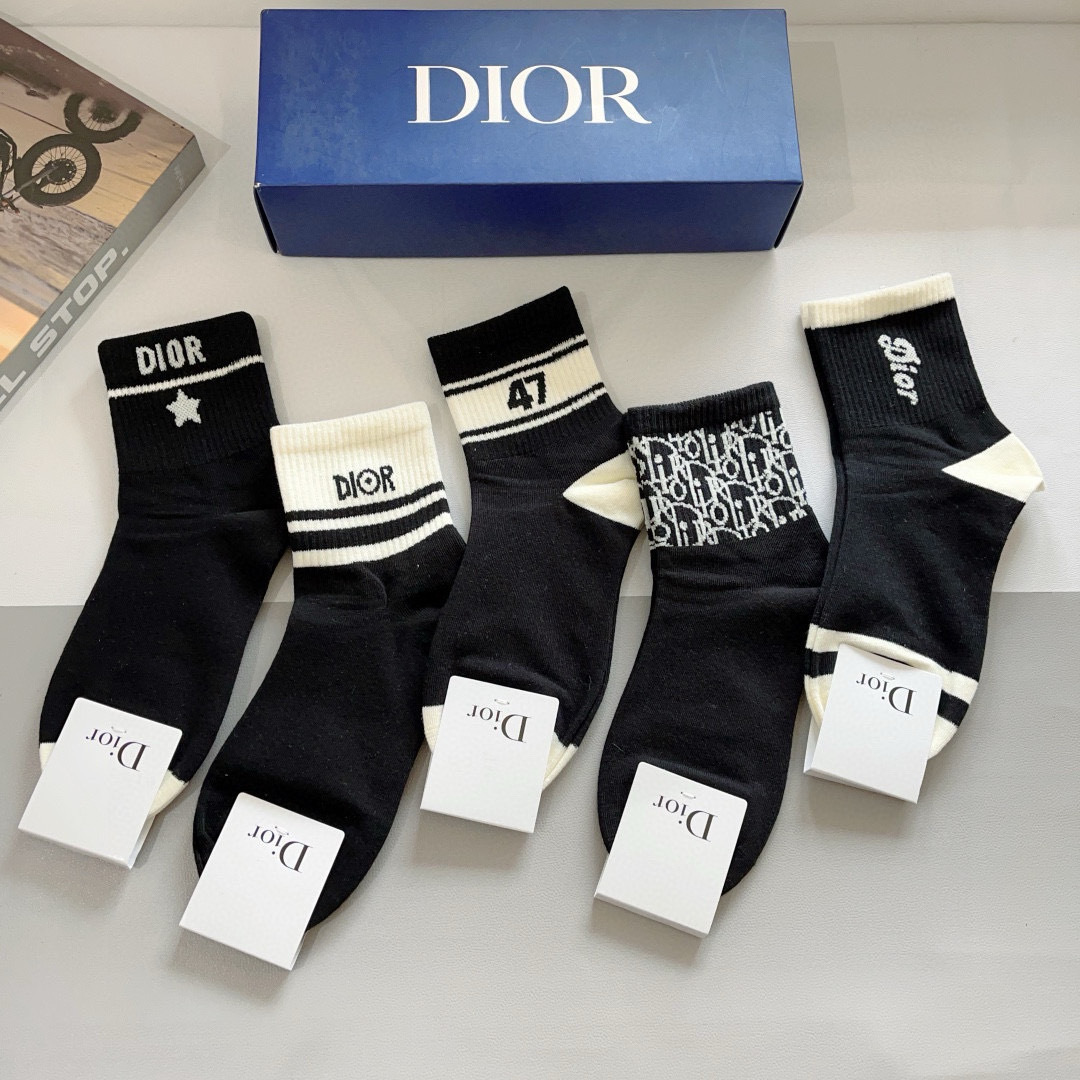 配包装（一盒5双）
Dior 迪奥 新款字母罗口中筒袜子！爆款字母专柜同步中筒袜，💛大牌出街，潮人必备。