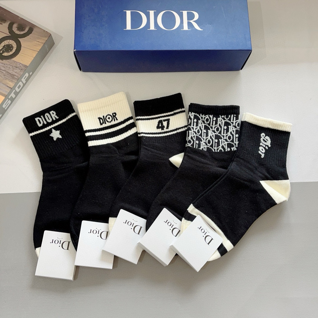 配包装（一盒5双）
Dior 迪奥 新款字母罗口中筒袜子！爆款字母专柜同步中筒袜，💛大牌出街，潮人必备。