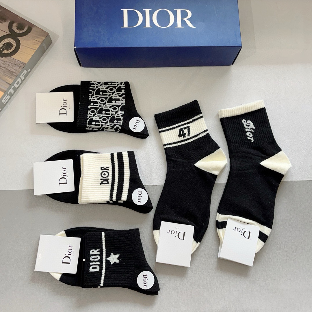 配包装（一盒5双）
Dior 迪奥 新款字母罗口中筒袜子！爆款字母专柜同步中筒袜，💛大牌出街，潮人必备。
