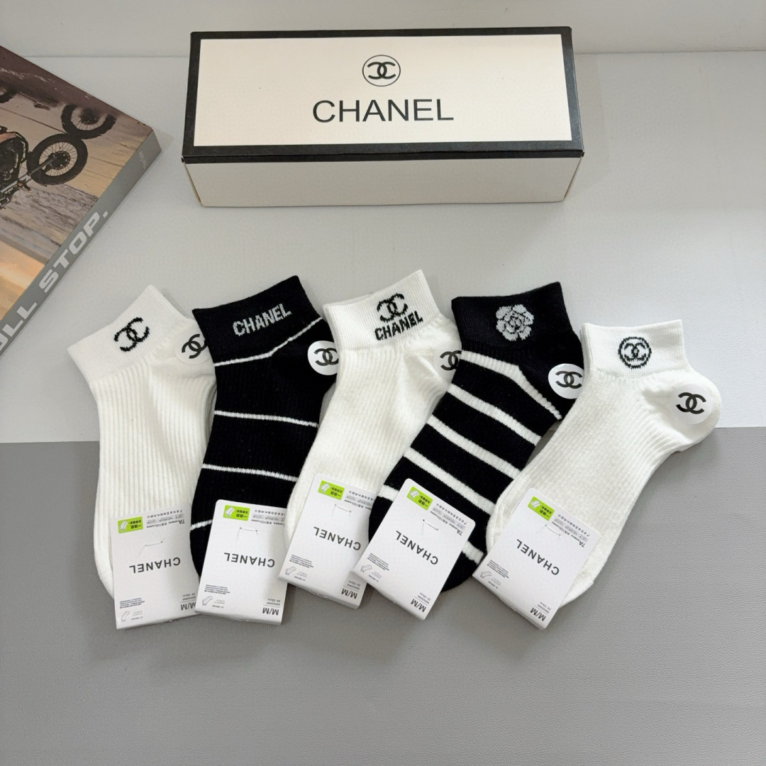 配包装（一盒5双）
CHANEL（香奈儿） 新款高端袜子！爆款字母专柜同步船袜 袜子 💛大牌出街，潮人必