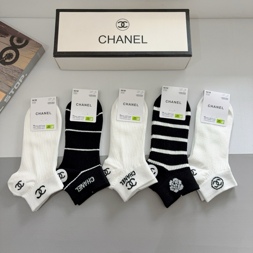 配包装（一盒5双）
CHANEL（香奈儿） 新款高端袜子！爆款字母专柜同步船袜 袜子 💛大牌出街，潮人必