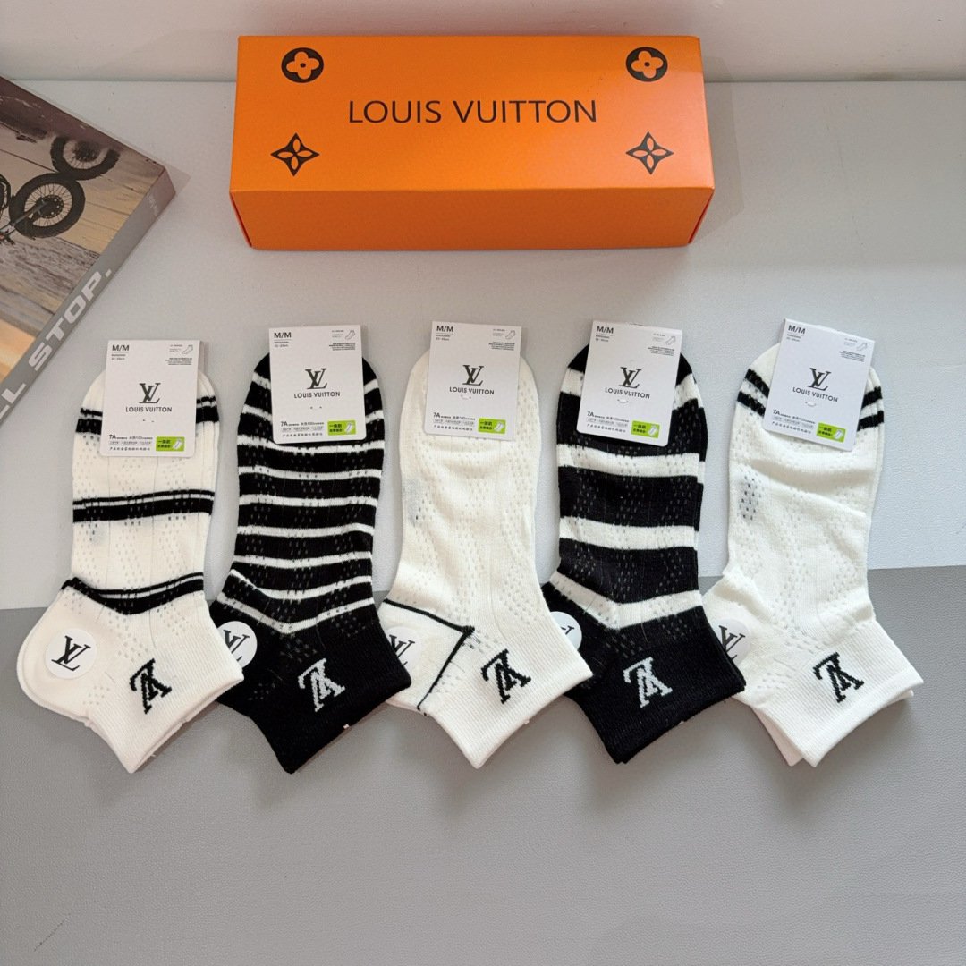 配包装（一盒5双）
 🌟 LV 路易威登 超火爆小单品袜子，竹棉面料，潮人必备 爆款，经典字母logo船