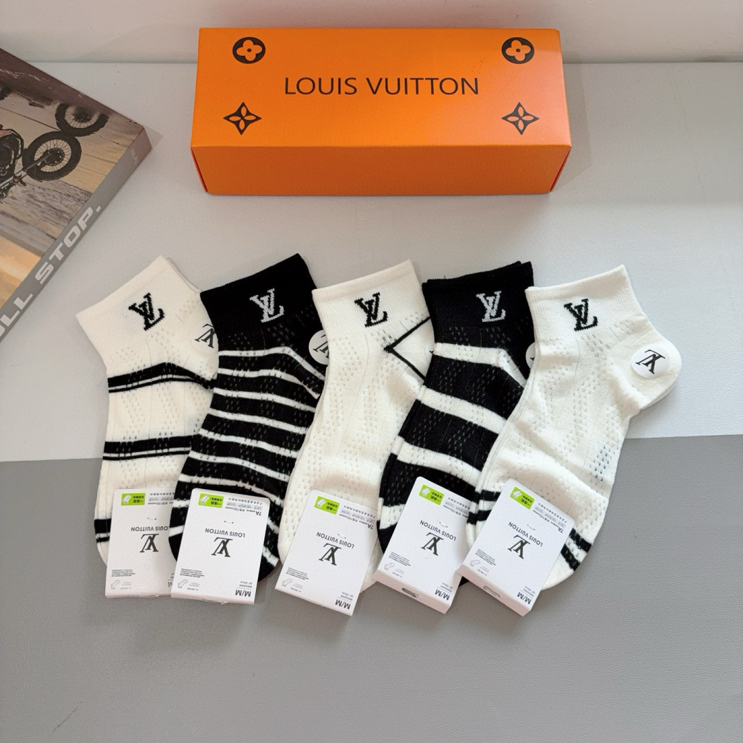 配包装（一盒5双）
 🌟 LV 路易威登 超火爆小单品袜子，竹棉面料，潮人必备 爆款，经典字母logo船