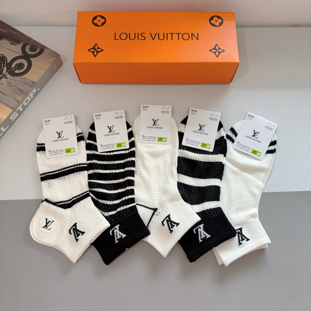 配包装（一盒5双）
 🌟 LV 路易威登 超火爆小单品袜子，竹棉面料，潮人必备 爆款，经典字母logo船