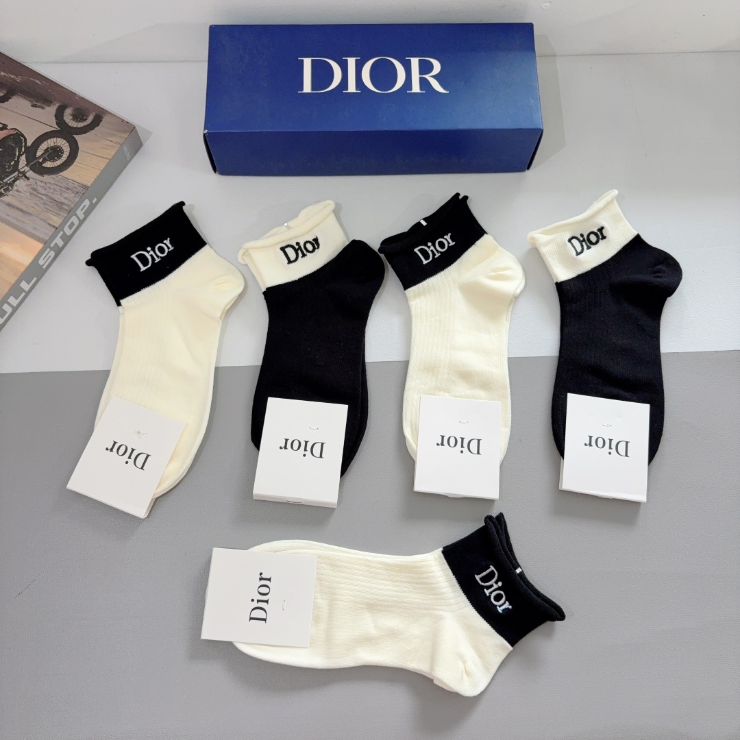 配包装（一盒5双）
Dior 迪奥 新款经典logo刺绣袜子！专柜同步袜子，💛大牌出街，潮人必备。超好搭