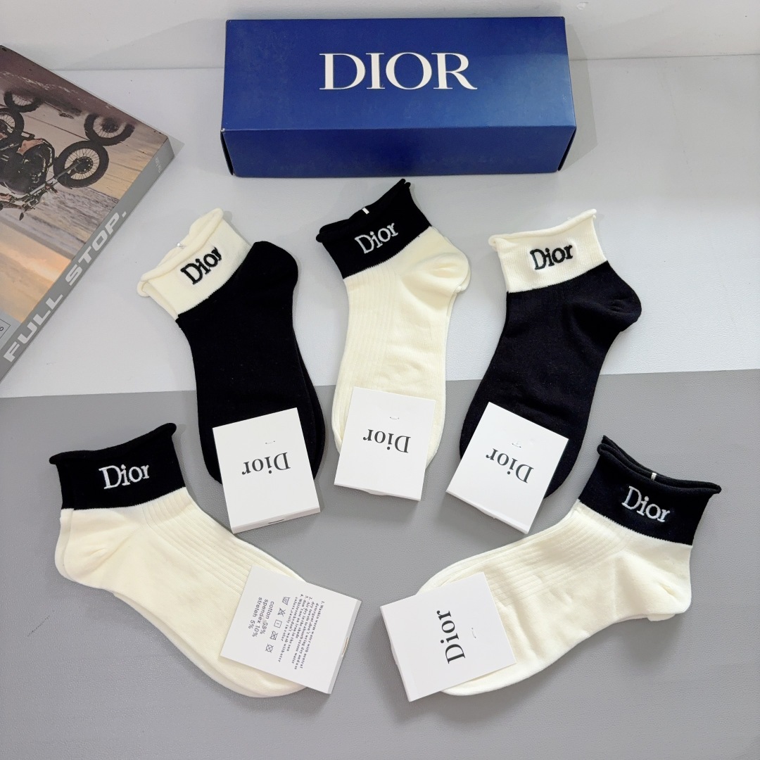 配包装（一盒5双）
Dior 迪奥 新款经典logo刺绣袜子！专柜同步袜子，💛大牌出街，潮人必备。超好搭