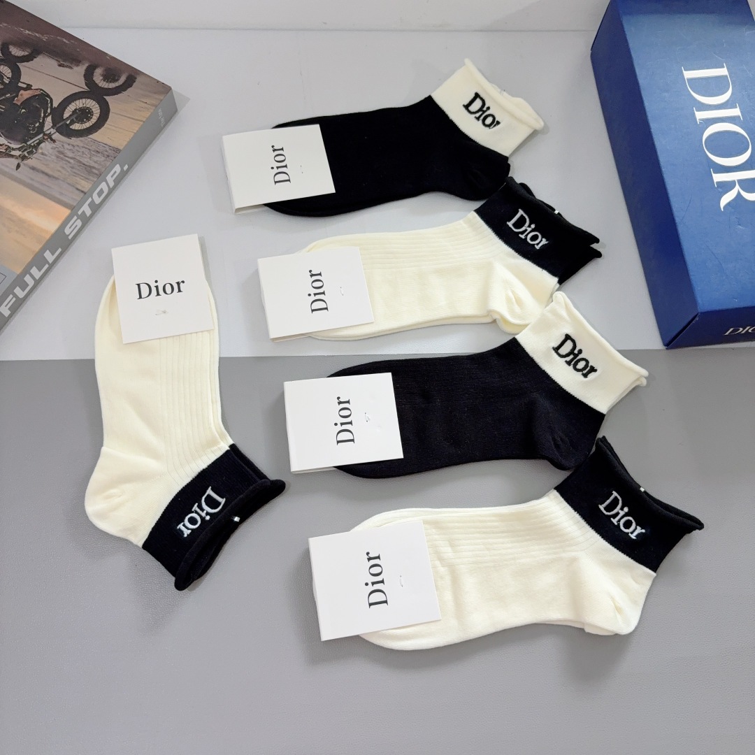 配包装（一盒5双）
Dior 迪奥 新款经典logo刺绣袜子！专柜同步袜子，💛大牌出街，潮人必备。超好搭