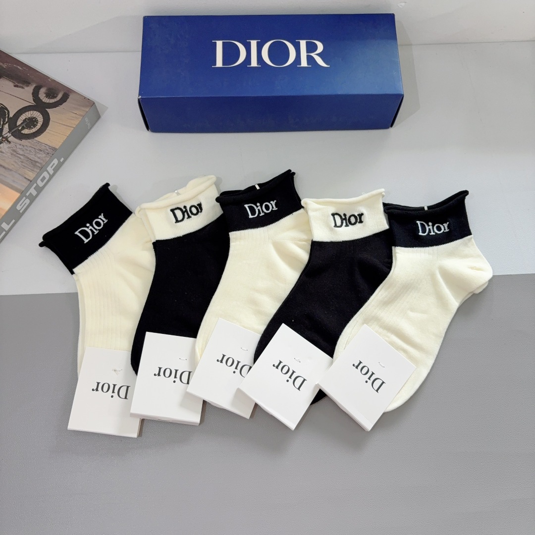 配包装（一盒5双）
Dior 迪奥 新款经典logo刺绣袜子！专柜同步袜子，💛大牌出街，潮人必备。超好搭