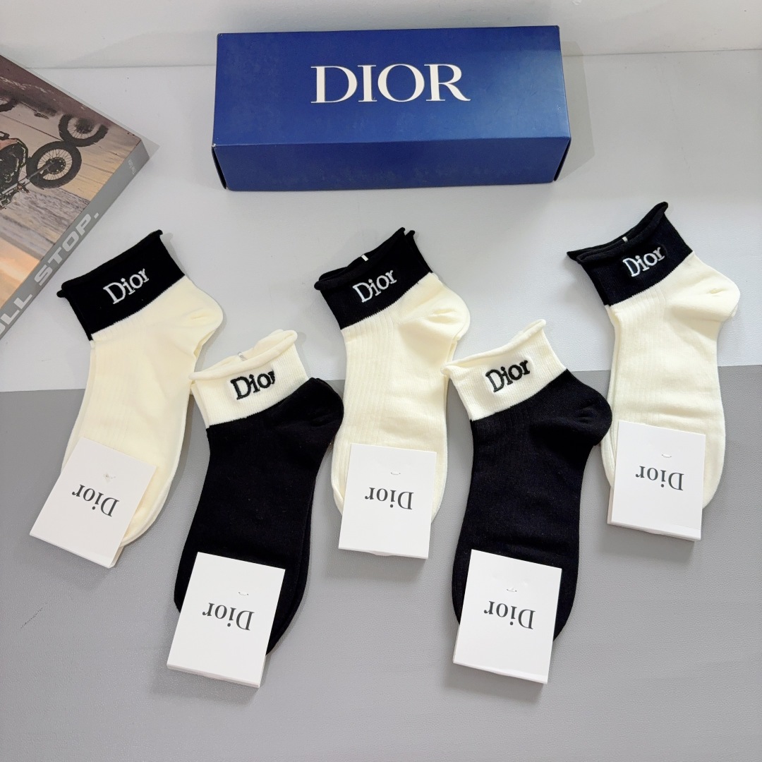 配包装（一盒5双）
Dior 迪奥 新款经典logo刺绣袜子！专柜同步袜子，💛大牌出街，潮人必备。超好搭