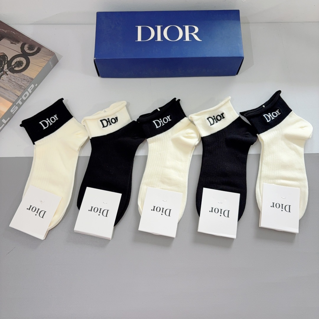 配包装（一盒5双）
Dior 迪奥 新款经典logo刺绣袜子！专柜同步袜子，💛大牌出街，潮人必备。超好搭