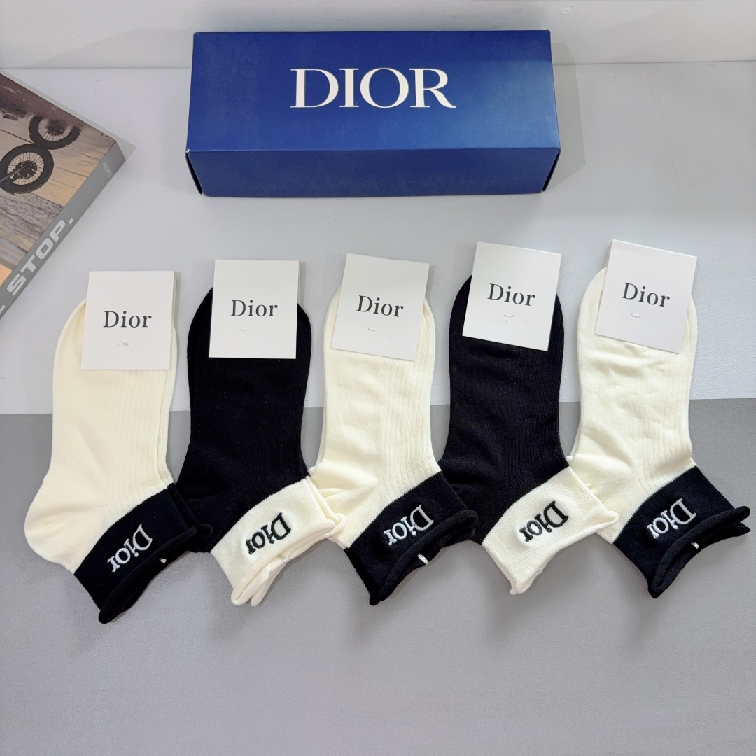 配包装（一盒5双）
Dior 迪奥 新款经典logo刺绣袜子！专柜同步袜子，💛大牌出街，潮人必备。超好搭