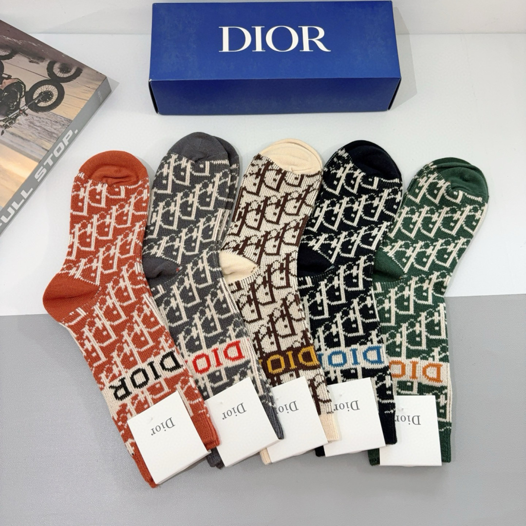 配包装（一盒5双）
Dior 迪奥 新款小腿袜子！双针双路高版本面料，火爆Ｄ图案，专柜同步长筒袜子，💛大