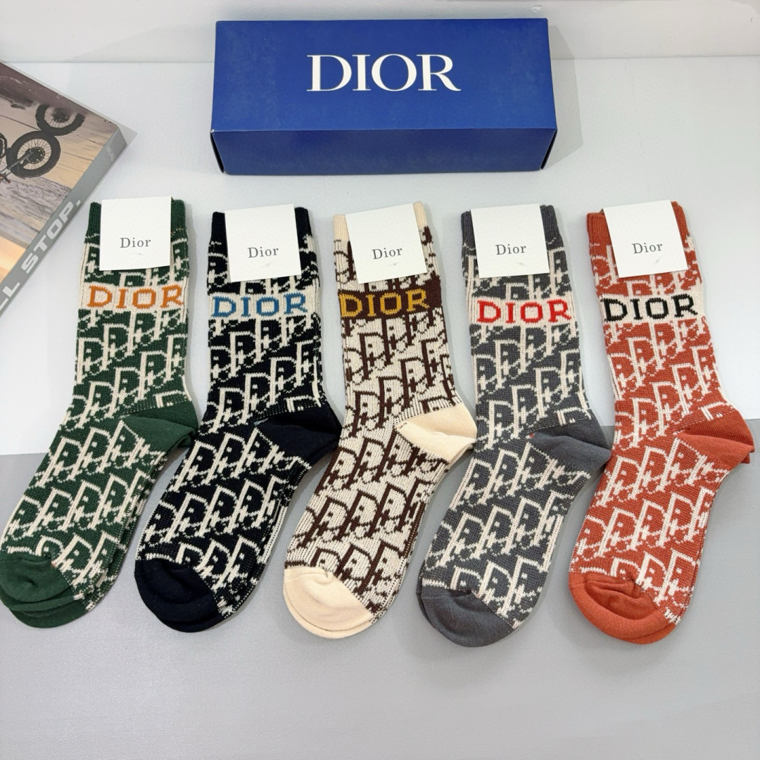 配包装（一盒5双）
Dior 迪奥 新款小腿袜子！双针双路高版本面料，火爆Ｄ图案，专柜同步长筒袜子，💛大