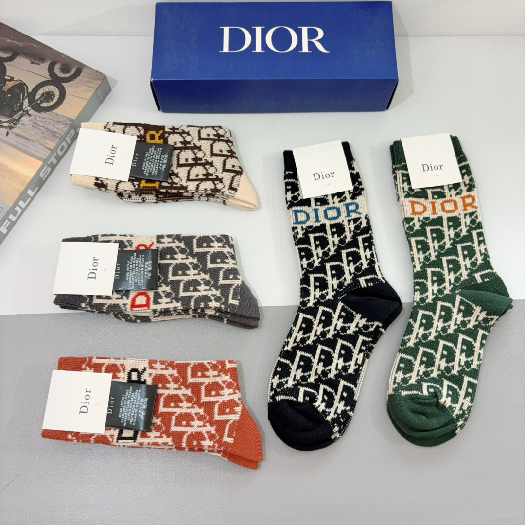 配包装（一盒5双）
Dior 迪奥 新款小腿袜子！双针双路高版本面料，火爆Ｄ图案，专柜同步长筒袜子，💛大