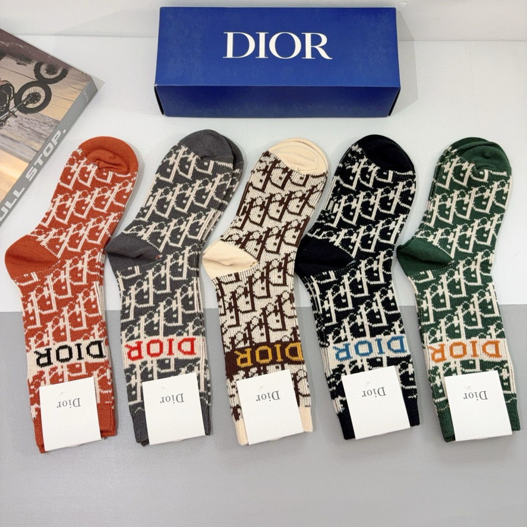 配包装（一盒5双）
Dior 迪奥 新款小腿袜子！双针双路高版本面料，火爆Ｄ图案，专柜同步长筒袜子，💛大