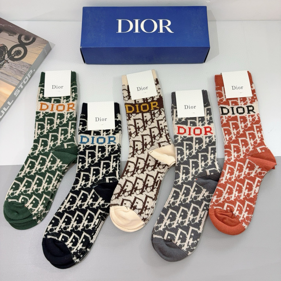 配包装（一盒5双）
Dior 迪奥 新款小腿袜子！双针双路高版本面料，火爆Ｄ图案，专柜同步长筒袜子，💛大