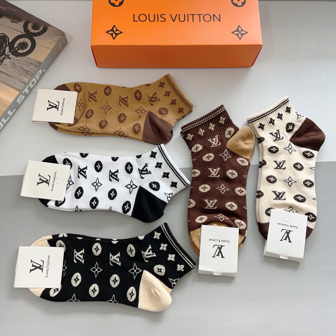 配包装（一盒5双）
 🌟 LV 路易威登 超火纯棉面料船袜，经典字母logo袜子，个性时尚百搭款，你值得