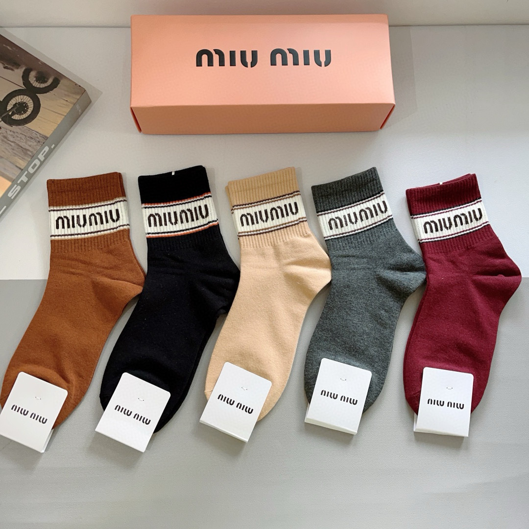 配包装【一盒5双】
miumiu · 缪缪 高品质。超级爆款网红中筒袜子❗️ins明星网红推荐❗️火爆至