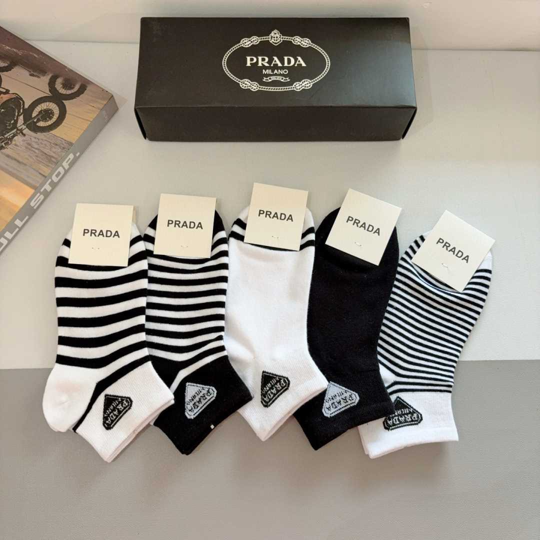 配包装（一盒5双） 
PRADA 普拉达 新款袜子，纯棉面料，经典三角标logo 个性时尚百搭款，你值得