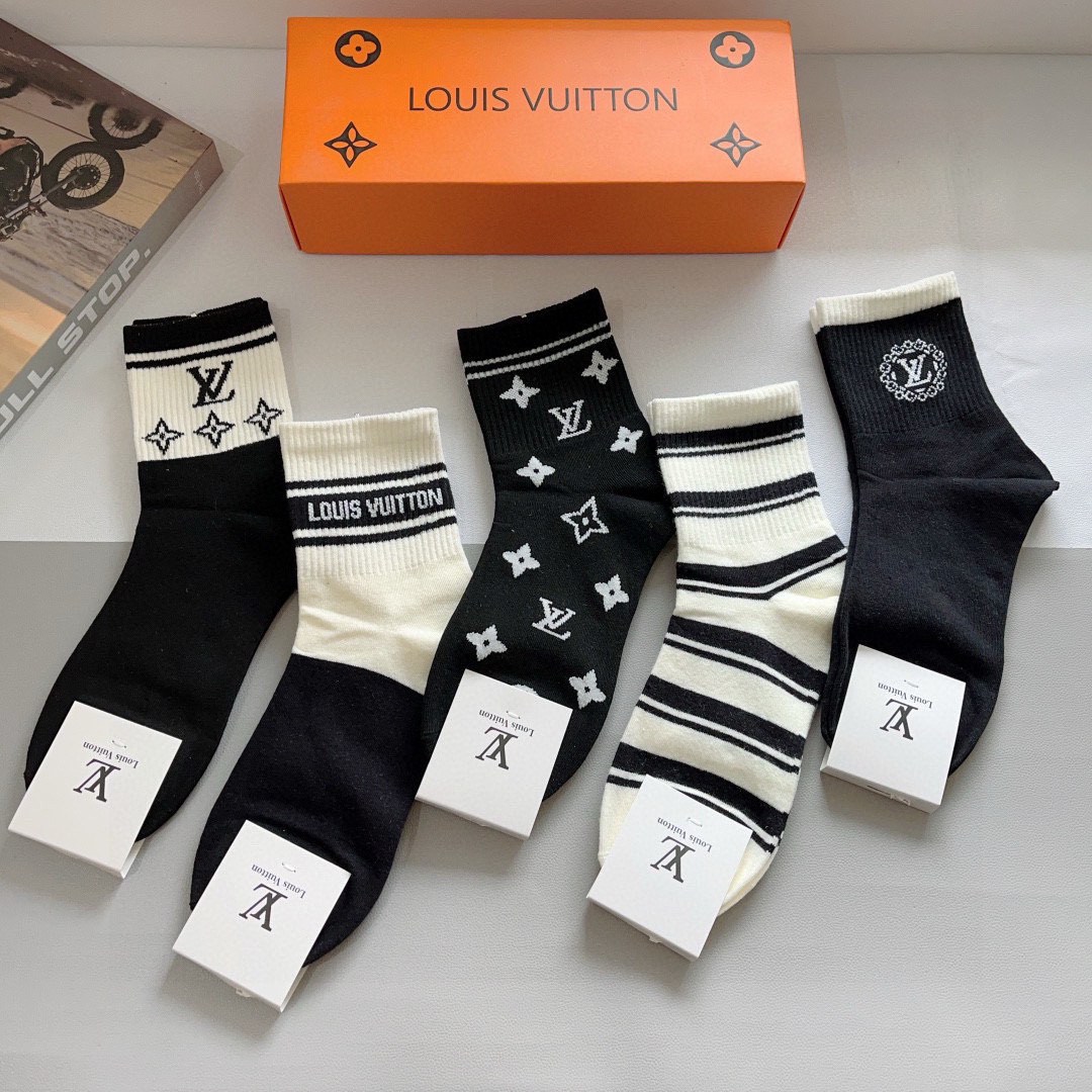 配包装（一盒5双） 
🌟 LV 路易威登 超火中筒袜子，纯棉面料，潮人必备款，经典字母logo中筒袜，个