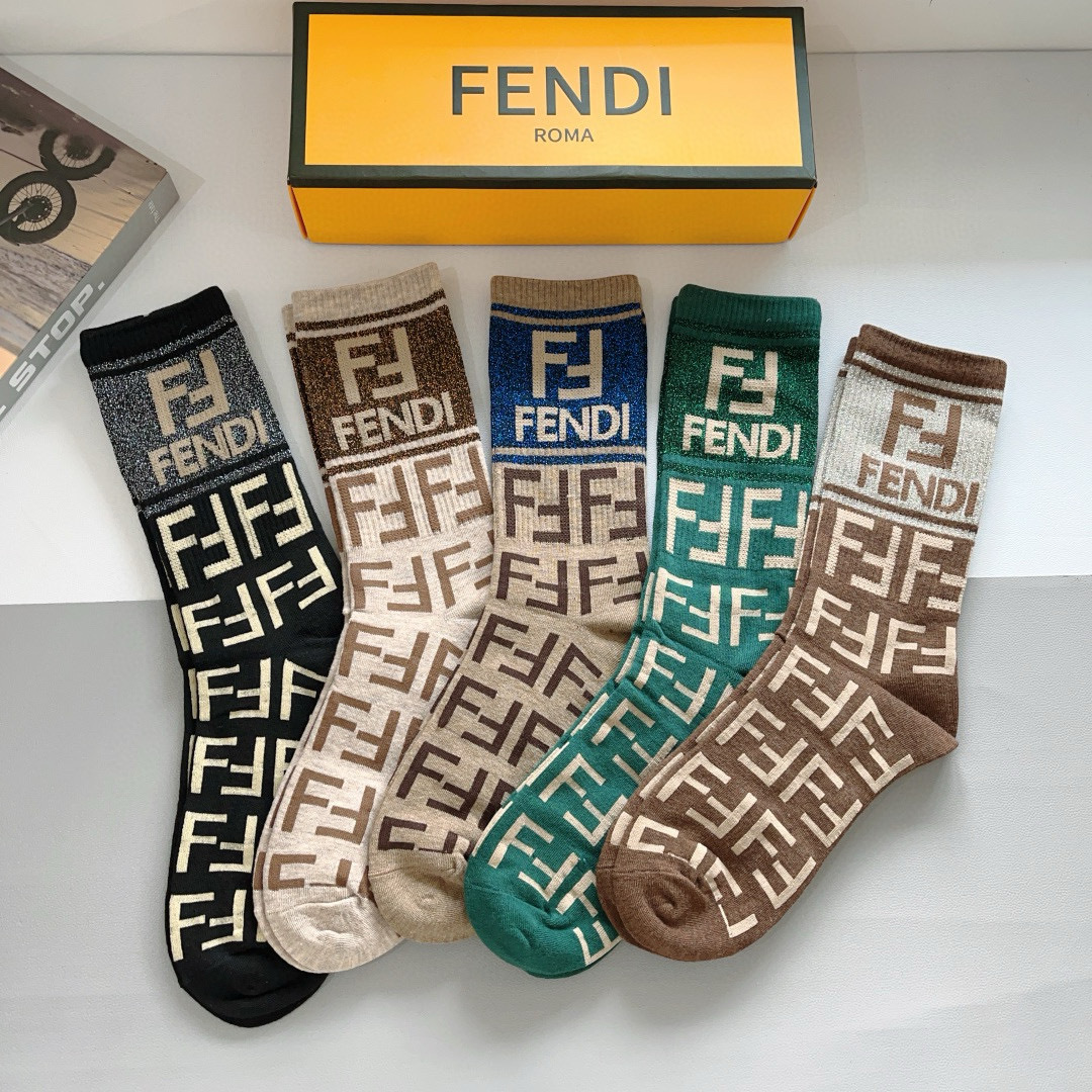 配包装【一盒5双】
FENDI芬迪高版本 ～网红新款芬迪长筒小腿袜子。超级柔软。。潮人必不能少的双F 专