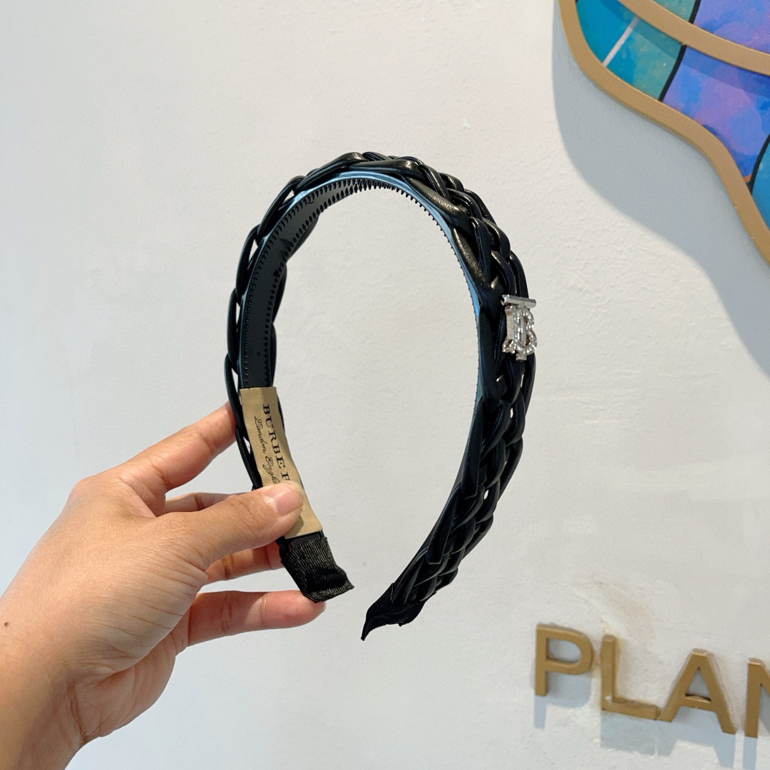 NO:301709,Packaging Burberry BURBERRY new high-version PU twisted headband, all the details of the new headband in the internet celebrity are shot!  Very pleasing and versatile, suitable for various occasions!  hairpins, hairpins, burberry, burberry, hairpins19860909配包装 巴宝莉BURBERRY 新款高版本PU麻花发箍,网红新款头箍细节全部实拍！非常耐看又百搭、适合各种场合搭配！发夹,发夹,burberry,burberry,hairpins,accessory