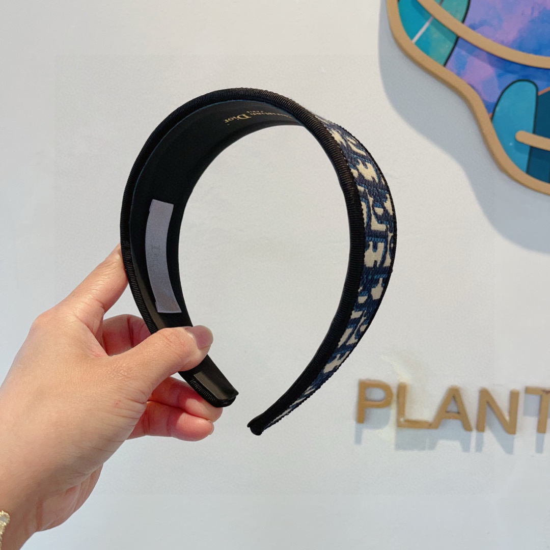 NO:301713,Packaging Dior (Dior) New high-version D home genuine embroidered headband, versatile wide-edged non-slip headband for going out, letting your charm bloom, fresh and ladylike fashion is simpler. Hairpins, hairpins, dior, dior, dior, hairpins19860909配包装 Dior（迪奥） 新款高版本D家正版刺绣发箍, 外出百搭款宽边防滑头箍、让你的魅力绽放 清新淑女时尚更简单.发夹,发夹,dior,dior,dior,hairpins,accessory