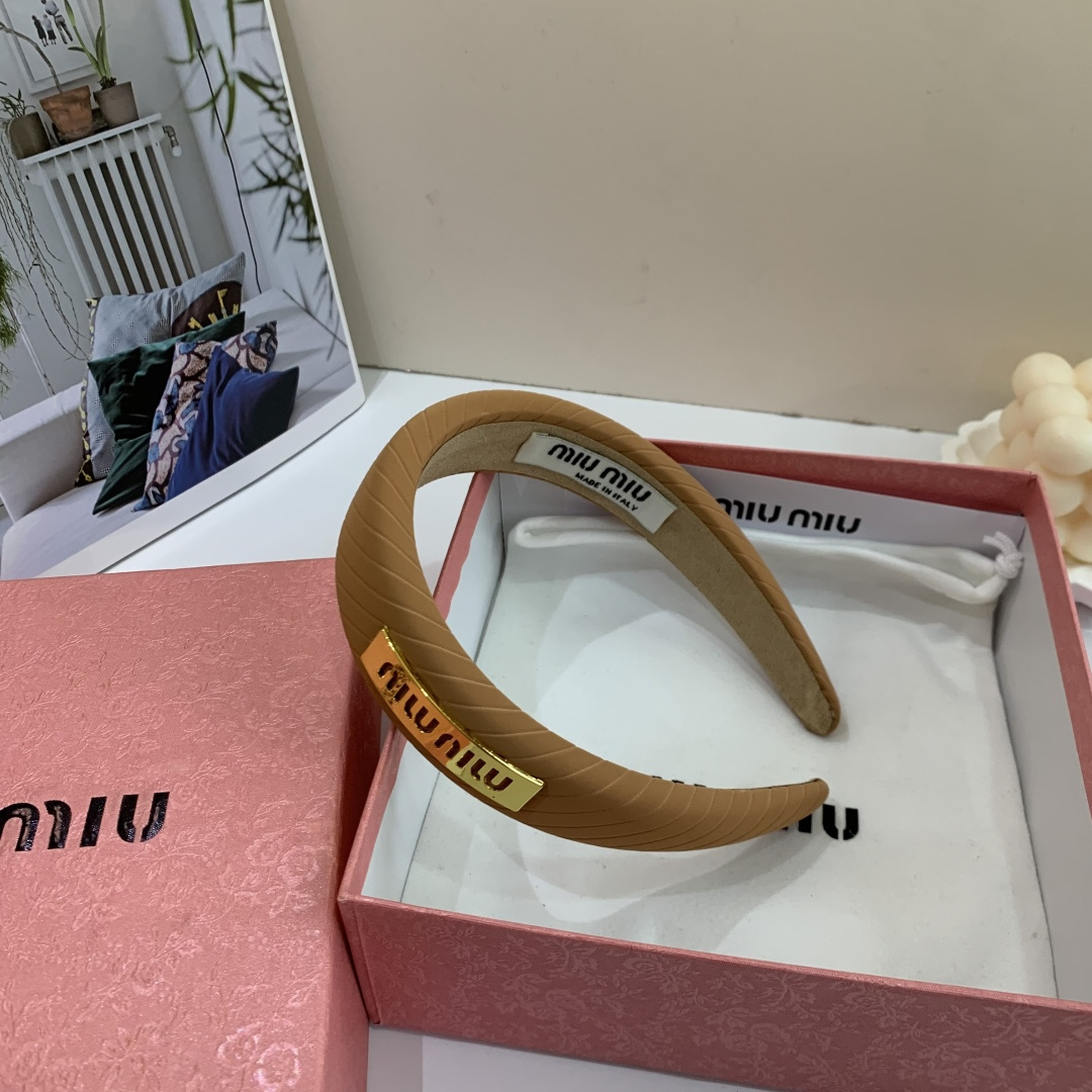 NO:301700,Packaging miumiu latest custom headband, all the details are taken in real photos!  Special fabrics are very textured, classic and versatile and never out of time hairpins, hairpins, miumiu, hairpins19860909配包装 miumiu 缪缪 最新款定制发箍,细节全部实拍！特制面料非常显质感、经典百搭而又永不过时发夹,发夹,miumiu,hairpins,accessory