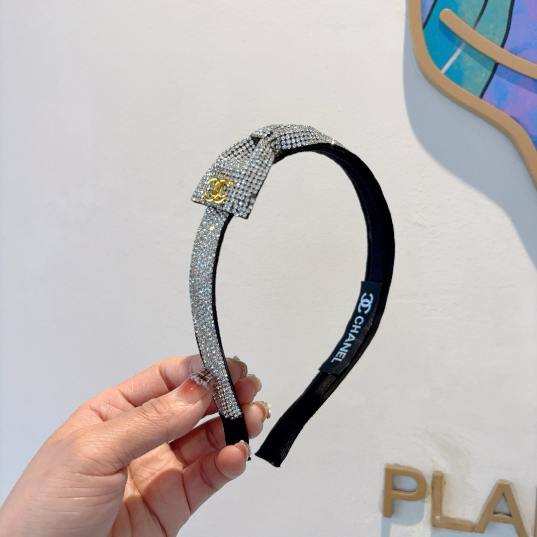 NO:301542,Packaging CHANEL (Chanel) New European and American trendy diamond-patched hairband, same style as celebrities, goddess must-have items, very versatile, fashionable and trendy, wear it full of tallness. Hairpins, hairpins, chanel, chanel, hairpins19860909配包装 CHANEL（香奈儿） 欧美新款潮流贴钻发箍,明星同款 女神必备单品,非常百搭,时尚潮流, 戴上它满满的高大上.发夹,发夹,chanel,chanel,hairpins,accessory