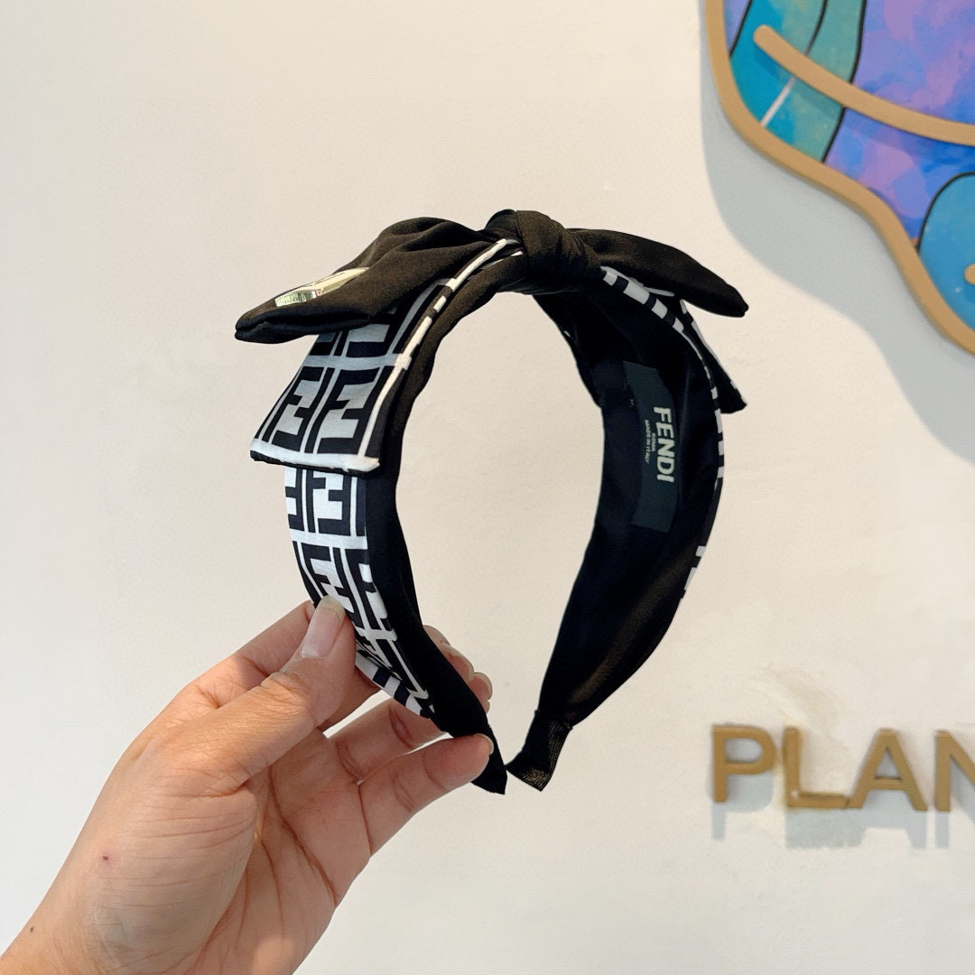 NO:301545,Packaging FENDI Popular new bow headband, retro headband, simple and versatile, a must-have for trendy women, super high-end!  hairpins, hairpins, fendi, fendi, hairpins19860909配包装 FENDI 芬迪 火爆新款蝴蝶结发箍,复古头箍,简约百搭,潮女必备品,超级的高大上！发夹,发夹,fendi,fendi,hairpins,accessory