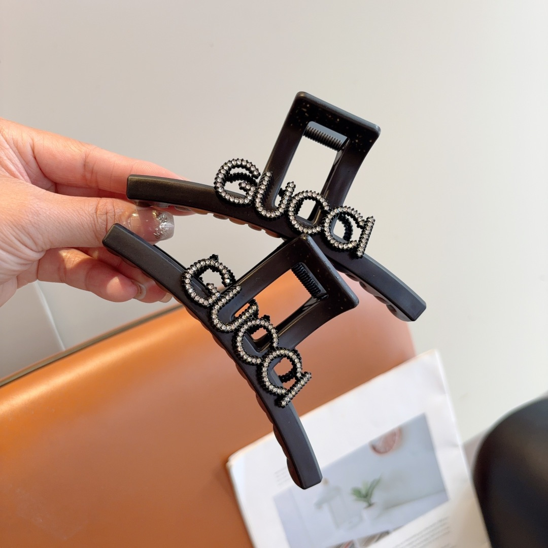 NO:301553,Packaging Gucci (Guchi) new hand-made diamond-patterned internet celebrity clip, high-end letter simple retro hair clip original single product, simple and versatile, a must-have for trendy women, super high-end!  hairpins, hairpins, gucci, hairpins19860909配包装 Gucci（古奇）新款手工贴钻网红抓夹,高级感字母简约复古发夹原单货,简约百搭,潮女必备品,超级的高大上！发夹,发夹,gucci,hairpins,accessory