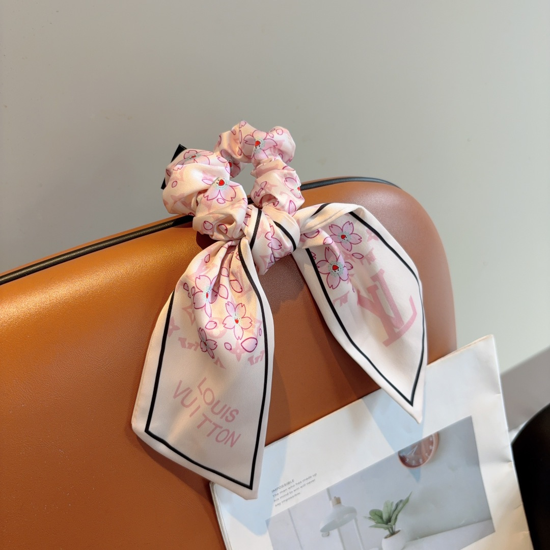 NO:301555,Packaging LV (Louis Vuitton) Murakami Takashi series cherry blossom streamer ponytail hair ring bow colon ring, high-end Korean rubber band, classic design, high-end and atmospheric, celebrity style, hairpin, hairpin, louis vuitton, louis vuitton, hairpin19860909配包装 LV（路易威登）村上隆系列樱花飘带马尾发圈 蝴蝶结肠圈,高档韩版皮筋,经典花型设计, 高端大气,名媛范儿,发夹,发夹,louis vuitton,louis vuitton,hairpins,accessory