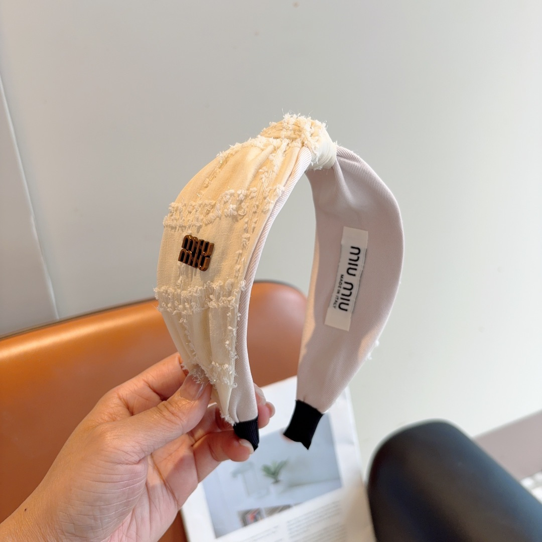 NO:301561,Packaging MIUMIU (Miao Miao) new wide-edged handmade headband, original single-handed hair accessories, simple and versatile, a must-have for trendy women, super high-end!  hairpins, hairpins, miumiu, hairpins19860909配包装 MIUMIU（缪缪）新款宽边手工制作发箍,原单货发饰 简约百搭,潮女必备品,超级的高大上！发夹,发夹,miumiu,hairpins,accessory