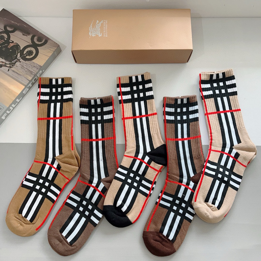 配包装（一盒5双）
🌟Burberry 巴宝莉 超火爆小单品，男女通用袜子，纯棉面料，潮人必备  爆款格