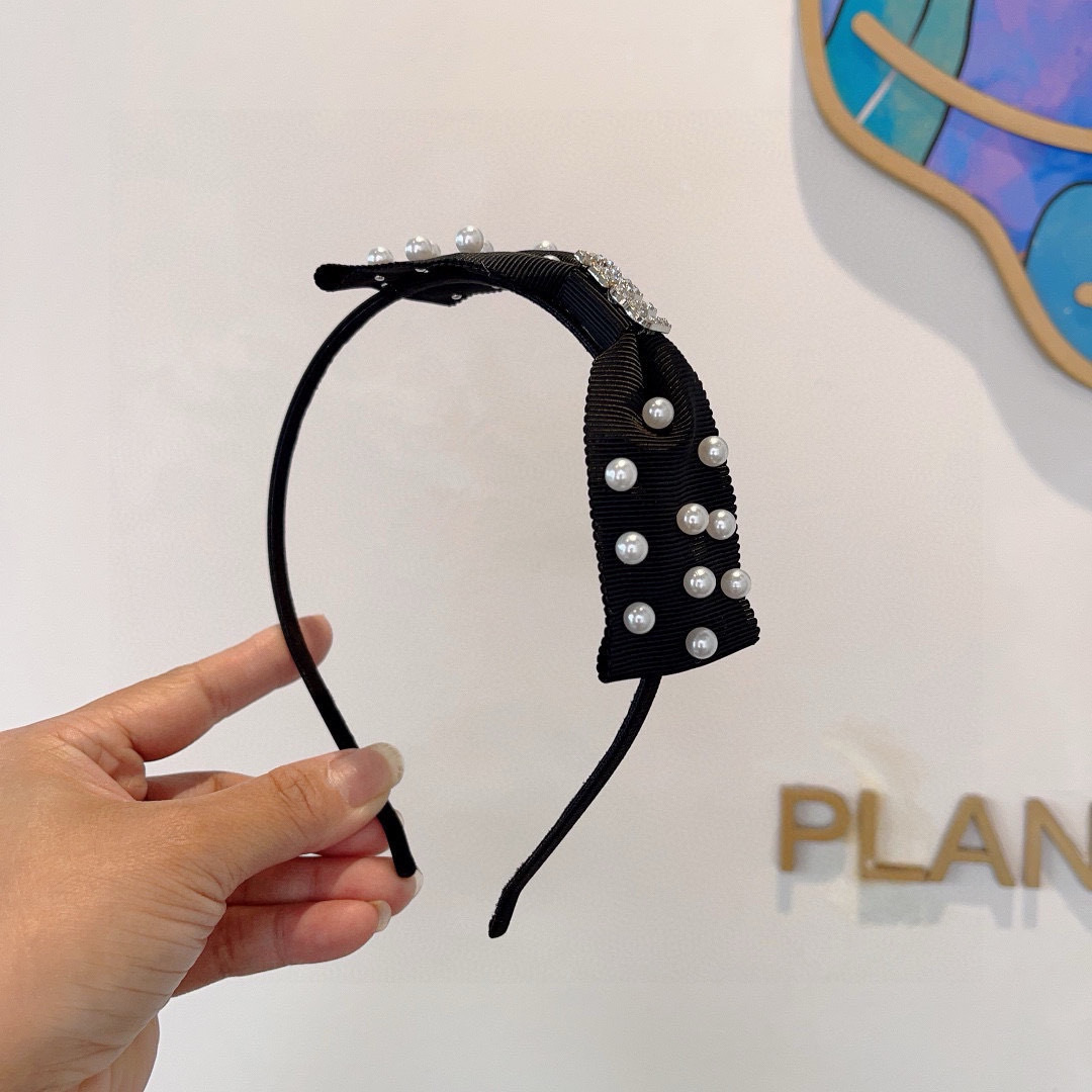 NO:301556,Packaging MIUMIU's new handmade narrow version of pearl headband, original single product, simple and versatile, a must-have for trendy women, super high-end!  hairpins, hairpins, miumiu, hairpins19860909配包装 MIUMIU（缪缪）新款手工制作窄版珍珠发箍,原单货,简约百搭,潮女必备品,超级的高大上！发夹,发夹,miumiu,hairpins,accessory