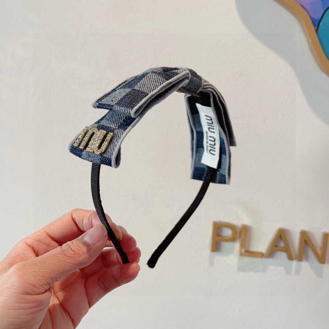 NO:301558,Packaging miumiu latest customized denim hairband, all the details are taken in real photos!  Rhinestone special fabric is very textured, classic and never out of time hairpins, hairpins, miumiu, hairpins19860909配包装 miumiu 缪缪 最新款定制牛仔布发箍,细节全部实拍！水钻特制面料非常显质感、经典而又永不过时发夹,发夹,miumiu,hairpins,accessory