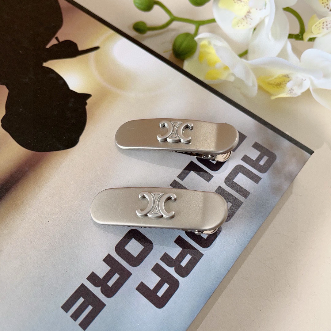 NO:301562,Packaging (one pair) CELINE Arc de Triomphe new hairpin, classic BB clip, bang clip, super exquisite, it will be awesome when you turn pictures!  Counter shipping hairpins, hairpins, celine, celine, hairpins19860909配包装（一对） CELINE（赛琳） 凯旋门新款发夹,经典BB夹,刘海夹 超精致,转图必爆哈！专柜出货发夹,发夹,celine,celine,hairpins,accessory