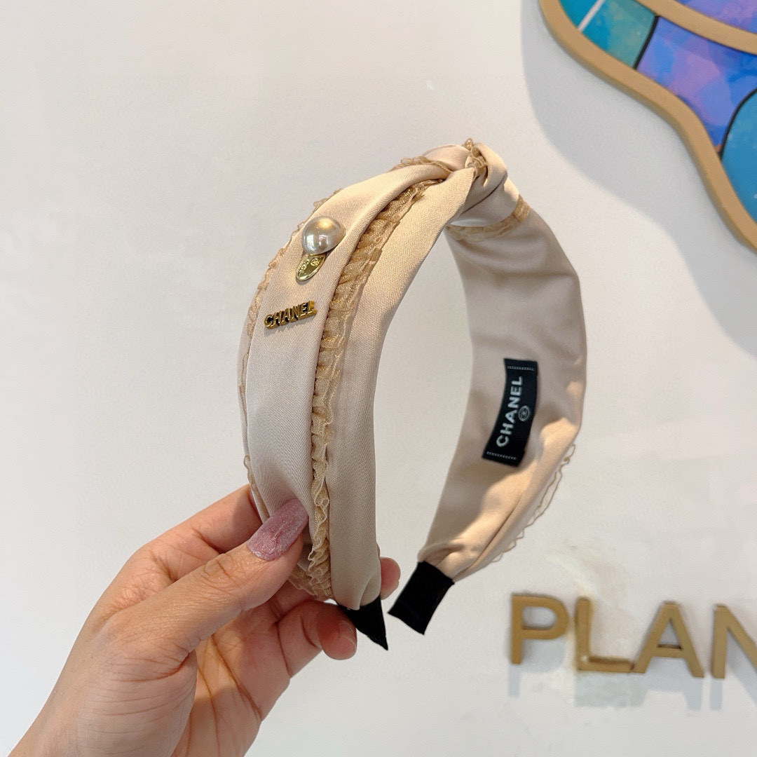 NO:301596,Packaging CHANEL's latest small fragrant headband, new product huge face-showing small headband, popular internet celebrity products, paired with high-end dual C logo, super exquisite, fashionable and versatile!  hairpins, hairpins, chanel, chanel, hairpins19860909配包装 CHANEL（香奈儿）最新款小香发箍,新品巨显脸小头箍,网红爆款推荐 搭配高端双Ｃlogo ,超精致时尚百搭！发夹,发夹,chanel,chanel,hairpins,accessory