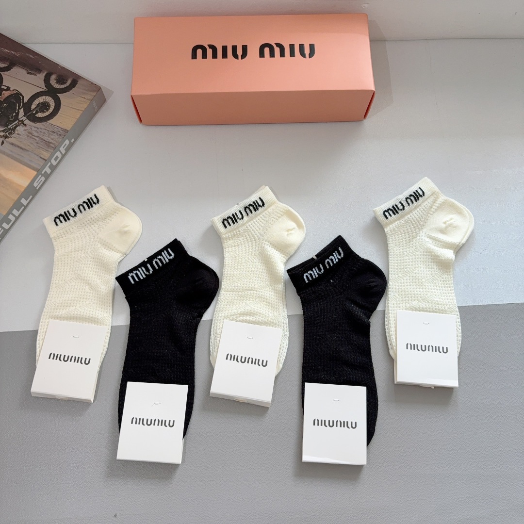 配包装【一盒5双】
miumiu · 缪缪 新款网红袜子❗️短筒船袜。纯棉材质，轻薄柔软透气，四季通用，