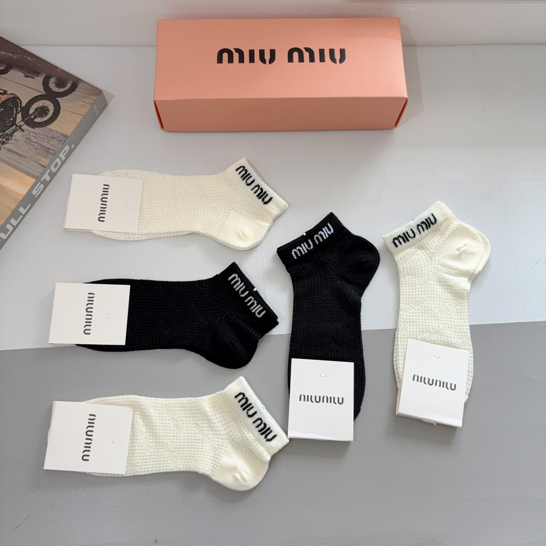 配包装【一盒5双】
miumiu · 缪缪 新款网红袜子❗️短筒船袜。纯棉材质，轻薄柔软透气，四季通用，