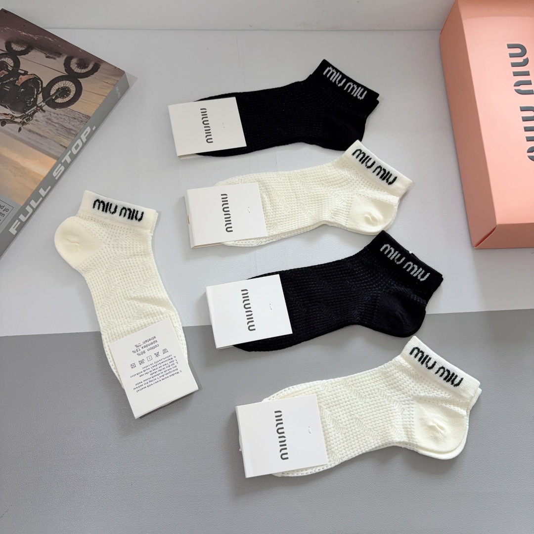 配包装【一盒5双】
miumiu · 缪缪 新款网红袜子❗️短筒船袜。纯棉材质，轻薄柔软透气，四季通用，