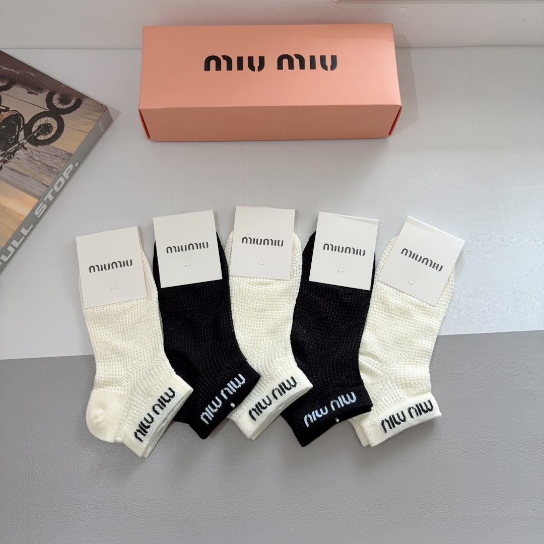 配包装【一盒5双】
miumiu · 缪缪 新款网红袜子❗️短筒船袜。纯棉材质，轻薄柔软透气，四季通用，