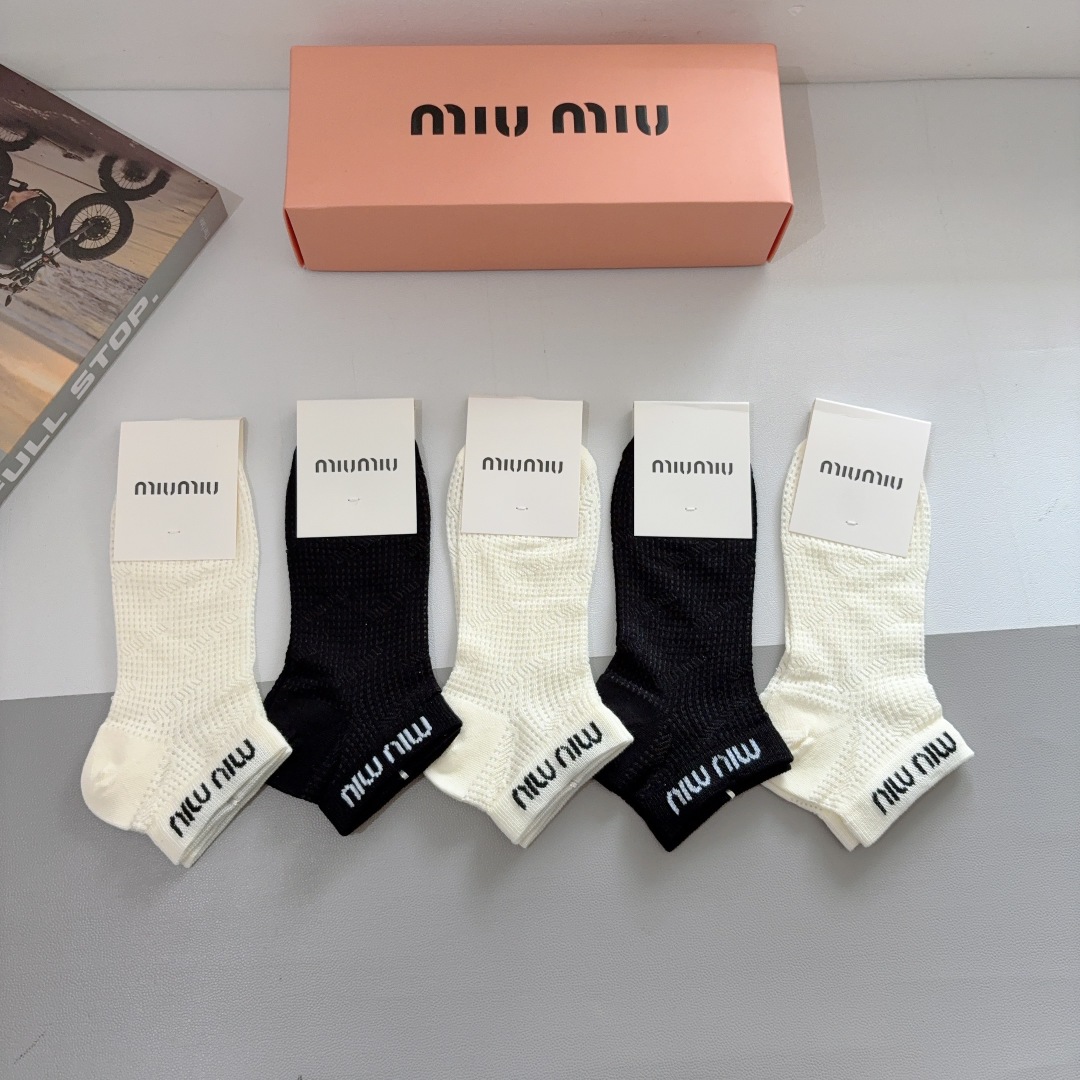 配包装【一盒5双】
miumiu · 缪缪 新款网红袜子❗️短筒船袜。纯棉材质，轻薄柔软透气，四季通用，