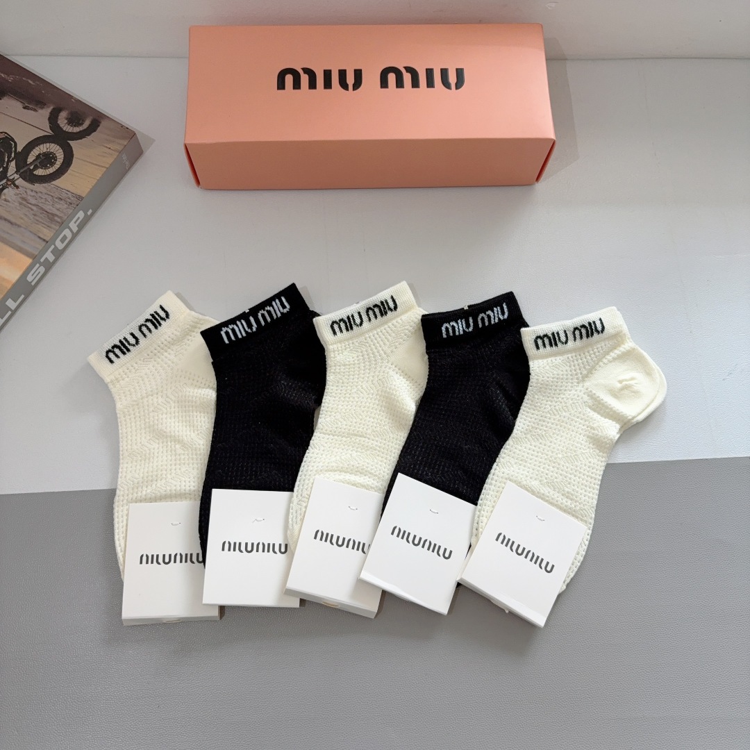 配包装【一盒5双】
miumiu · 缪缪 新款网红袜子❗️短筒船袜。纯棉材质，轻薄柔软透气，四季通用，