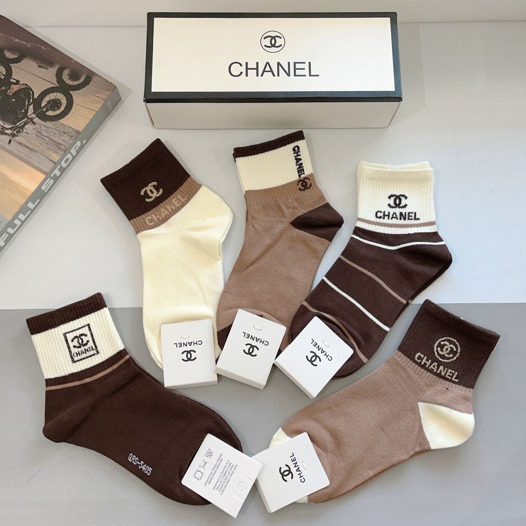 配包装（一盒5双）
CHANEL 香奈儿经典袜子❗️高版本纯棉材质柔软，秒杀市场普通货，经典的双C图案l